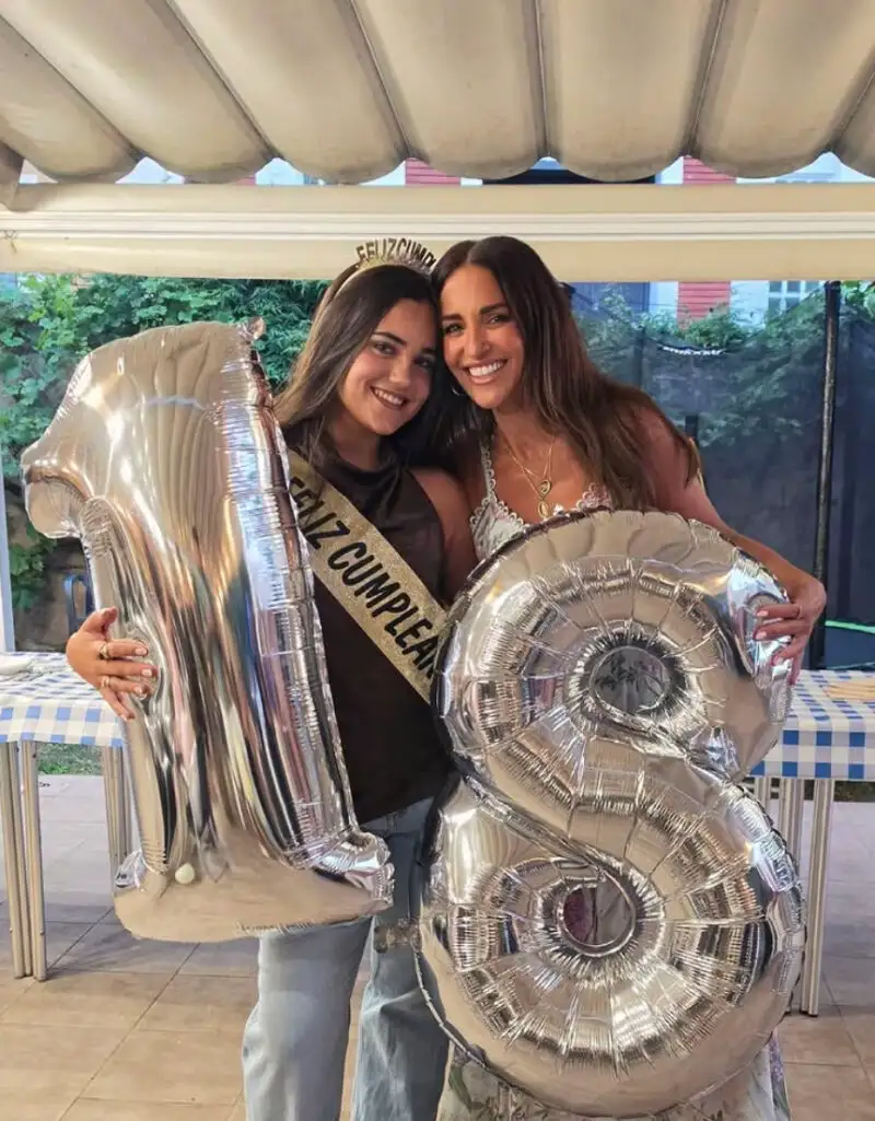 Paula Echevarría apuesta por el vestido floral más mediterráneo para celebrar los 18 años de su hija Daniella