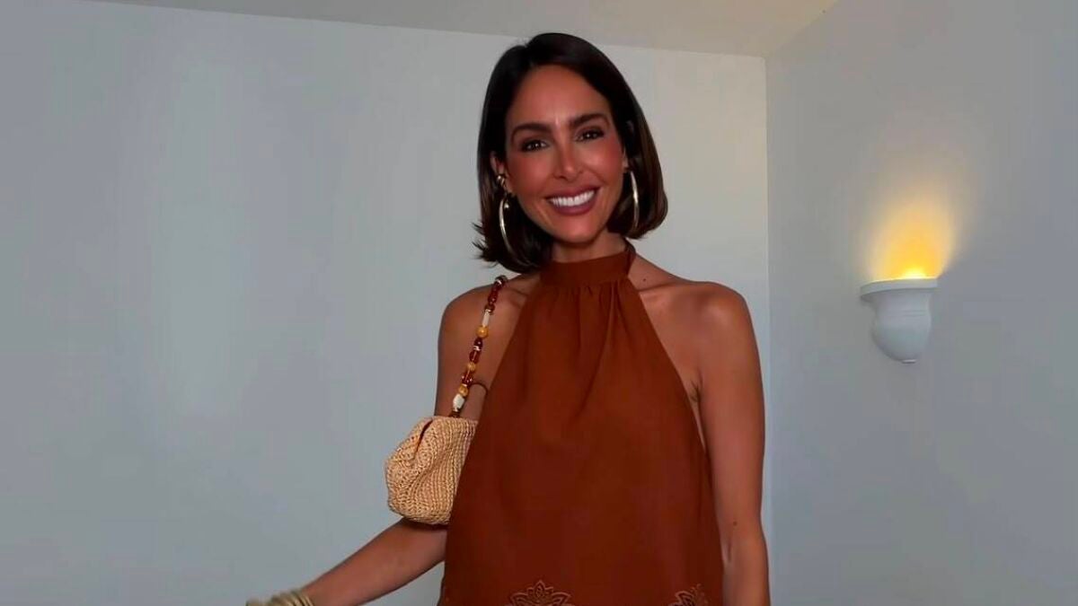 Rocío Osorno styles Zara brown top with white jeans