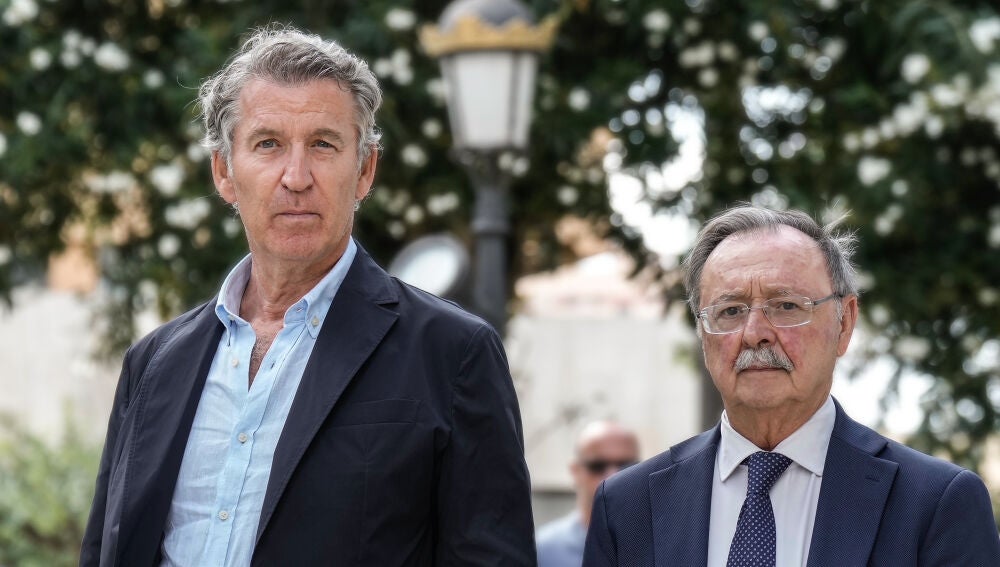 CEUTA, 19/08/2026.- El presidente del PP, Alberto Núñez Feijoó (i), junto al presidente de la Ciudad Autónoma de Ceuta, Juan Jesús Vivas Lara (d), durante su encuentro esta tarde en el Palacio Autonómico de Ceuta, con motivo de la visita del líder popular a la ciudad autónoma. Feijóo ha anunciado es