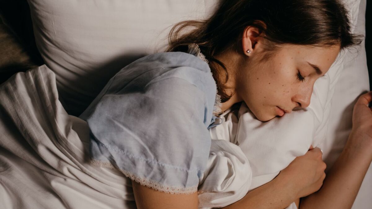 Eduard Estivill warns phone night mode cannot protect sleep