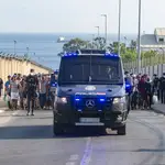 La Policía desaloja la playa del Trampolín de Ceuta