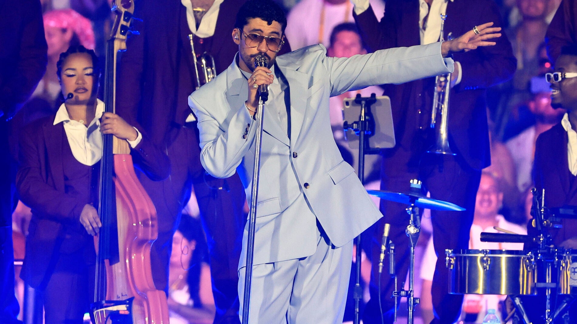 AME1278. SAN JUAN (PUERTO RICO), 22/08/2026.- El cantante puertorriqueño Bad Bunny se presenta durante el primero de los dos conciertos de cierre de su gira internacional 'Debí tirar más fotos' este sábado, en el estadio Hiram Bithorn, en San Juan (Puerto Rico). EFE/ Thais Llorca 