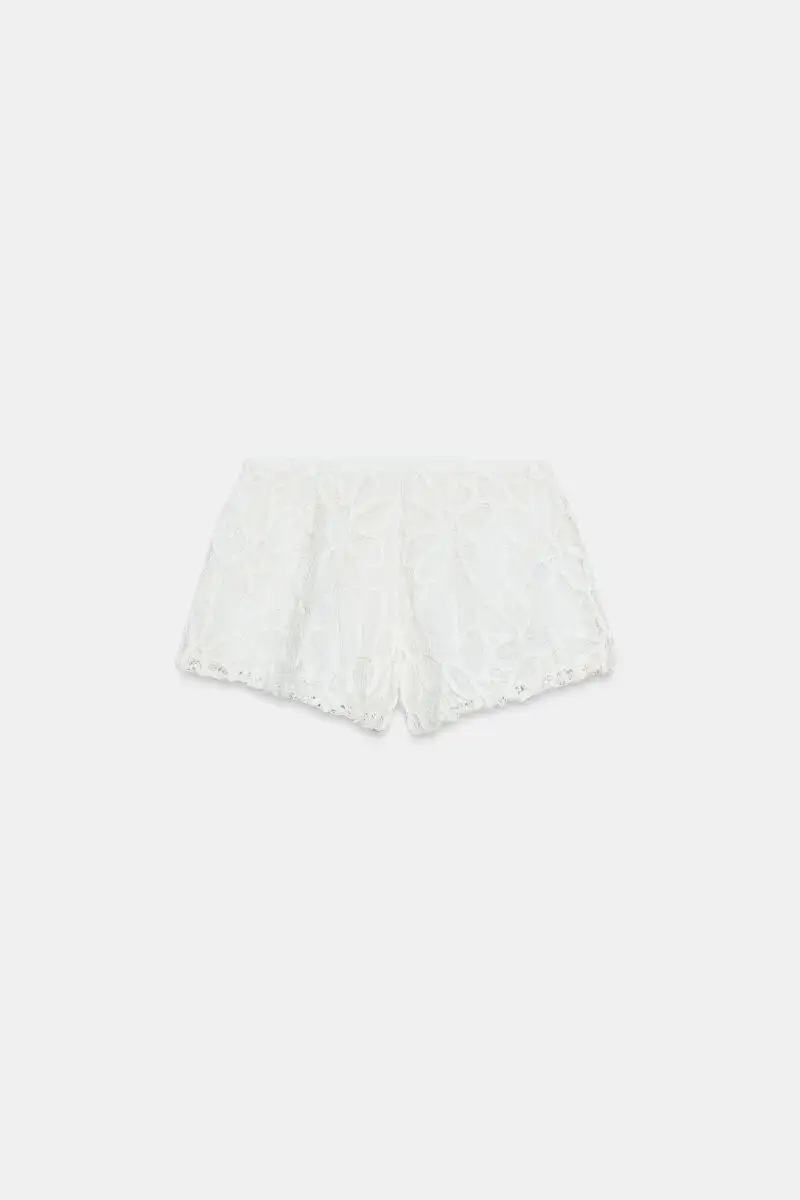 Shorts bordados.