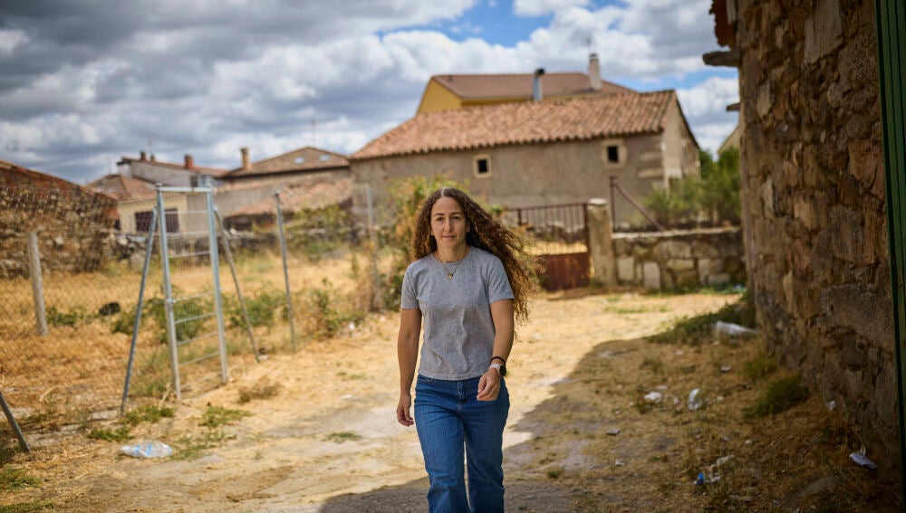 María paseando por el pueblo de Lozoyuela durante su participación en el programa Campus Rural, impulsado por