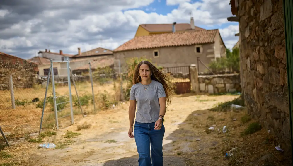 María paseando por el pueblo de Lozoyuela durante su participación en el programa Campus Rural, impulsado por
