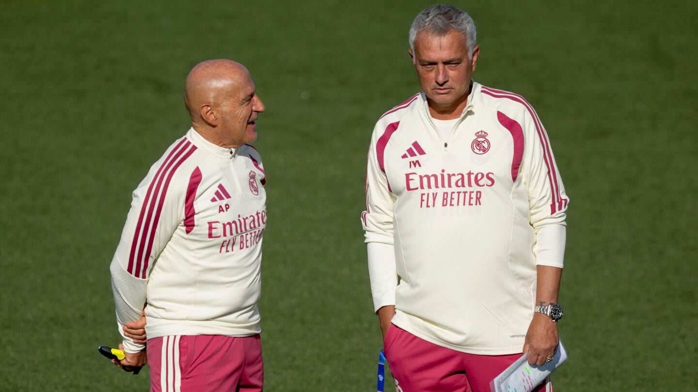 MADRID, 25/08/2026.- El técnico del Real Madrid, José Mourinho (d), durante el entrenamiento del equipo este martes en Valdebebas para preparar su próximo encuentro de LaLiga que disputan este miércoles frente a la Real Sociedad. EFE/ Daniel Gonzalez