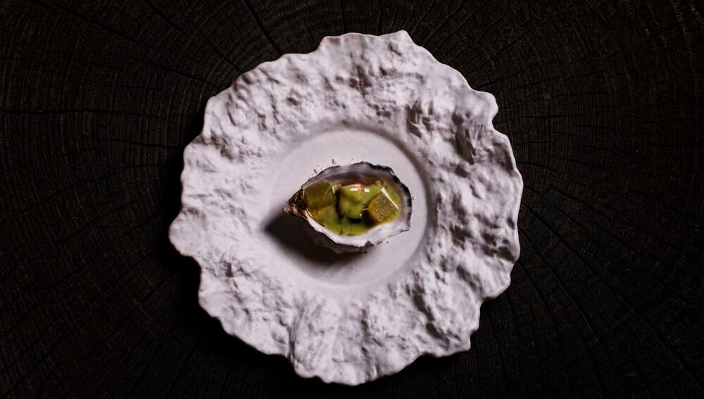 Sakizuke appetizer: Oyster with happodashi melon gazpacho. Photo: Onami