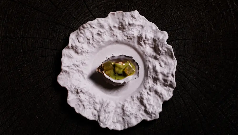 Sakizuke appetizer: Oyster with happodashi melon gazpacho. Photo: Onami
