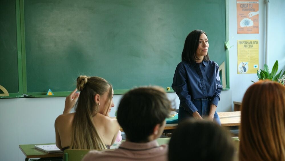 Brianda, la profesora a la que da vida Itziar Miranda, imparte clase en el Zurbarán