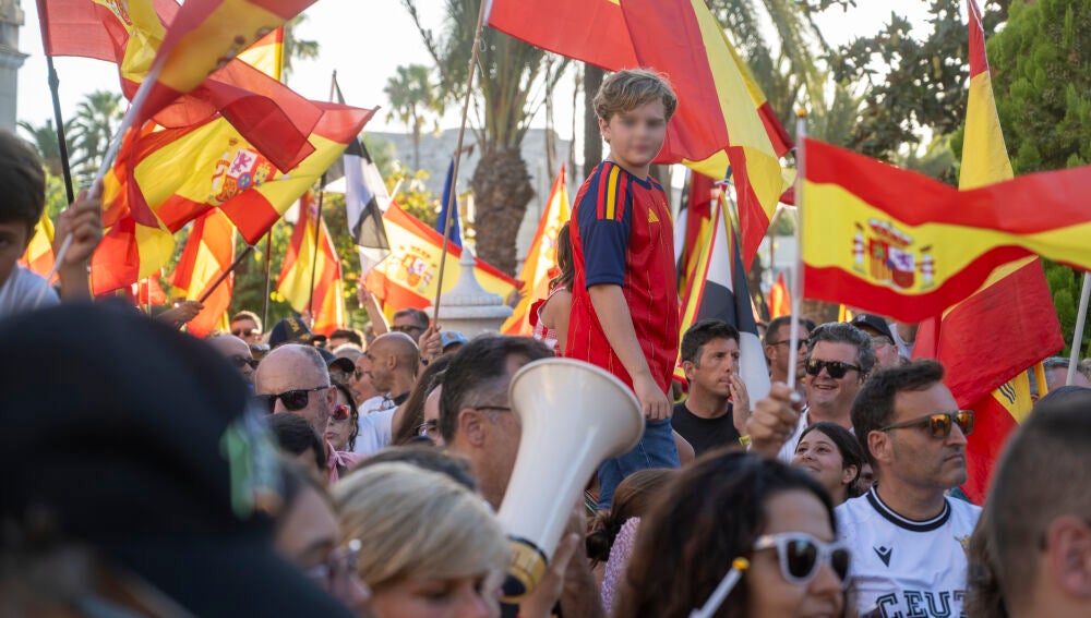 Decenas de personas durante una manifestación pacífica, a 30 de agosto de 2026, en Ceuta (España). Este domingo ha tenido lugar una nueva manifestación para exigir respuestas frente a la entrada masiva de migrantes el pasado 30 de julio. El recorrido ha empezado en la plaza de África y ha terminado