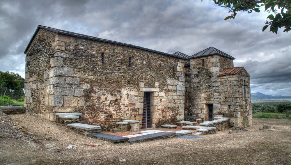 Fachada meridional de Santa Lucía del Trampal