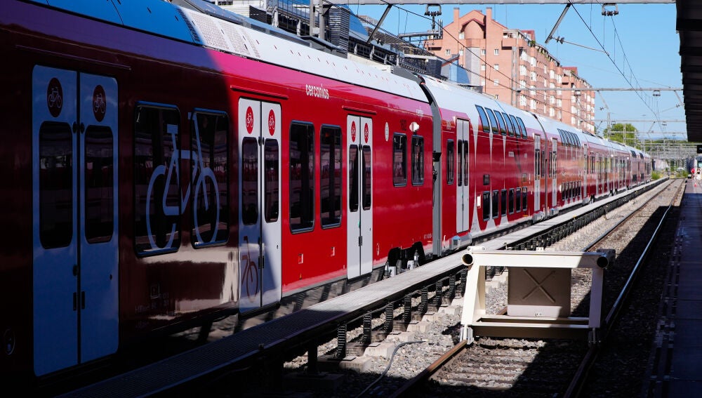 Puente presenta los nuevos trenes de Cercanías en Madrid como un "gran acontecimiento"