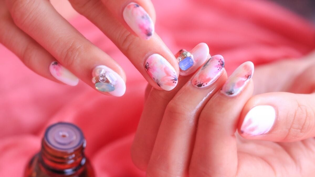 Kylie Jenner Embraces Maximalist XXL Crystal Nail Trend