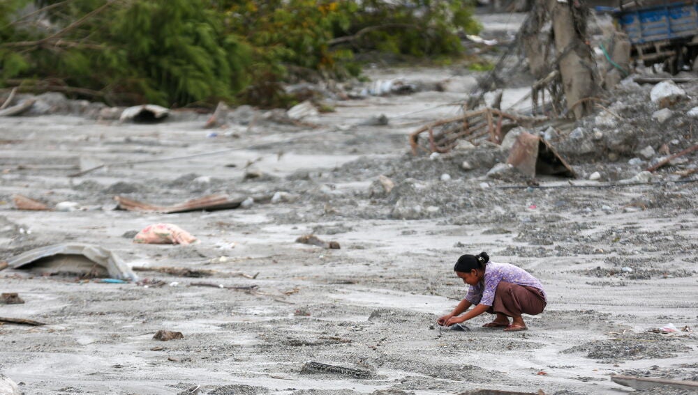 FOTODELDÍA TRISHULI BAZAR (Nepal), 02/09/2026.- Una mujer recupera sus pertenencias del lodo en una comunidad afectada por una crecida glacial cerca de la frontera entre Nepal y China que causó cientos de muertos, en Trishuli Bazar, Nuwakot, Nepal, 31 de agosto de 2026 (publicado el 2 de septiembre 