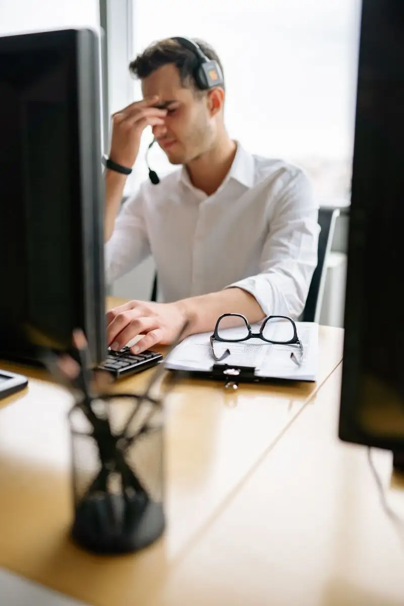 Imagen de archivo de un trabajador cansado