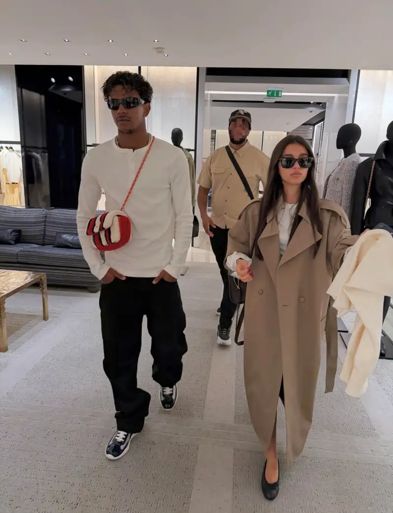 Lamine Yamal e Inés García de compras en París.