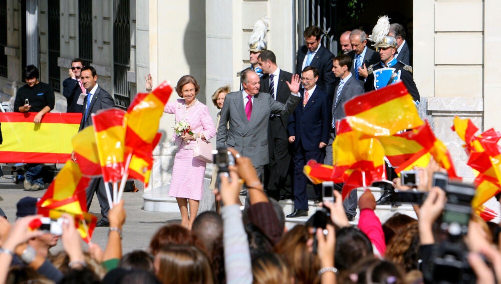 Los Reyes, Juan Carlos y Sofía, saludan a los miles de personas que les recibieron en Ceuta.
