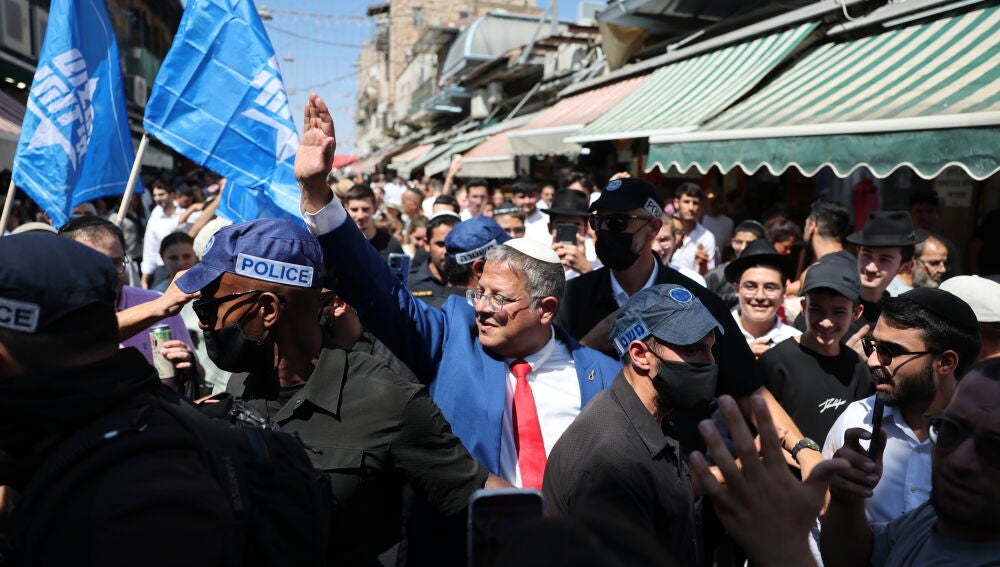 Jerusalem (-), 04/09/2026.- Israeli National Security Minister Itamar Ben-Gvir (C) waves as he visits the Mahaneh Yehudah Market in Jerusalem, 04 September 2026. Israel will hold a general election on 27 October 2026 to elect members of the 26th Knesset and determine a new governing coalition. (Elecciones, Jerusal&eacute;n) EFE/EPA/ABIR SULTAN 