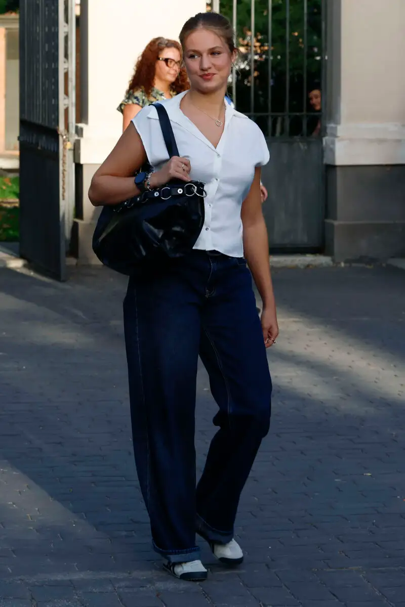 La Princesa Leonor empieza la universidad con el uniforme de las chicas de su edad: vaqueros anchos, zapatillas y bolso XXL