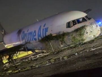 Un streamer se enfrenta a duras críticas tras tomarse fotos con el avión de Amazon accidentado en el que murieron cinco personas