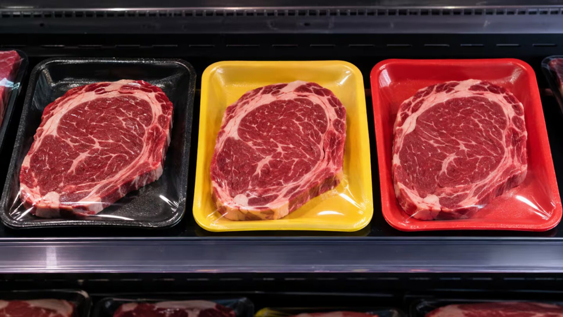 ¿Por qué la carne se vende en bandejas negras, rojas o amarillas? Los colores de las bandejas tienen un significado