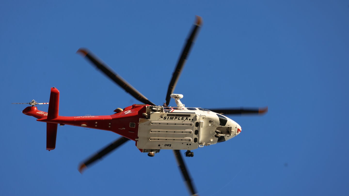 (Foto de ARCHIVO) June 21, 2026, Los Angeles, Ca, USA: Los Angels Fire Department Helicopter monitors the smoke from the sky above the Lineage warehouse fire in Boyle Heights that has been burning and smoldering toxic chemicals all over Southern California for almost a week. Amy Katz / Zuma Press 21/06/2026 ONLY FOR USE IN SPAIN