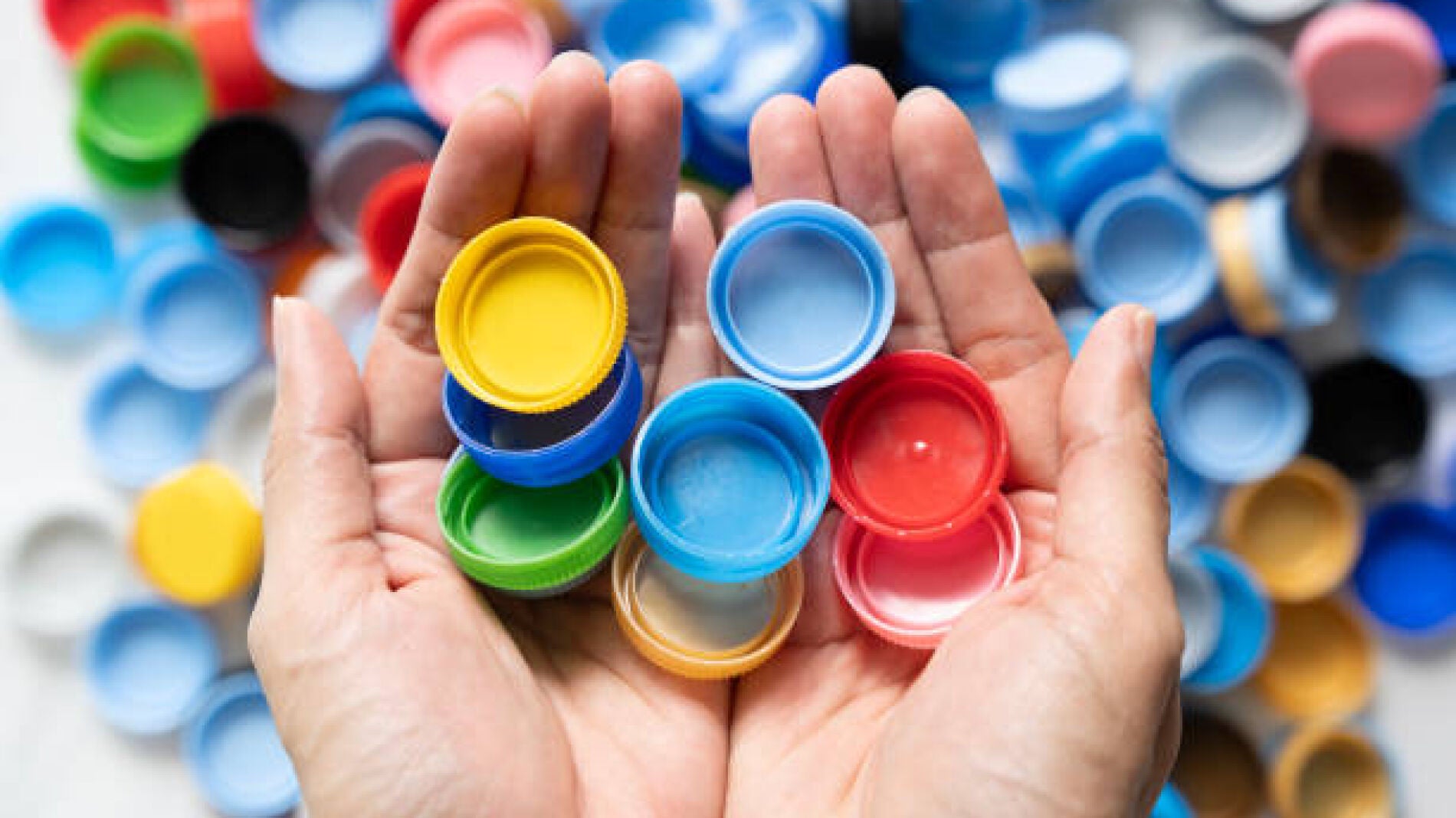 ¿Qué significan los colores de las tapas de las botellas de agua?