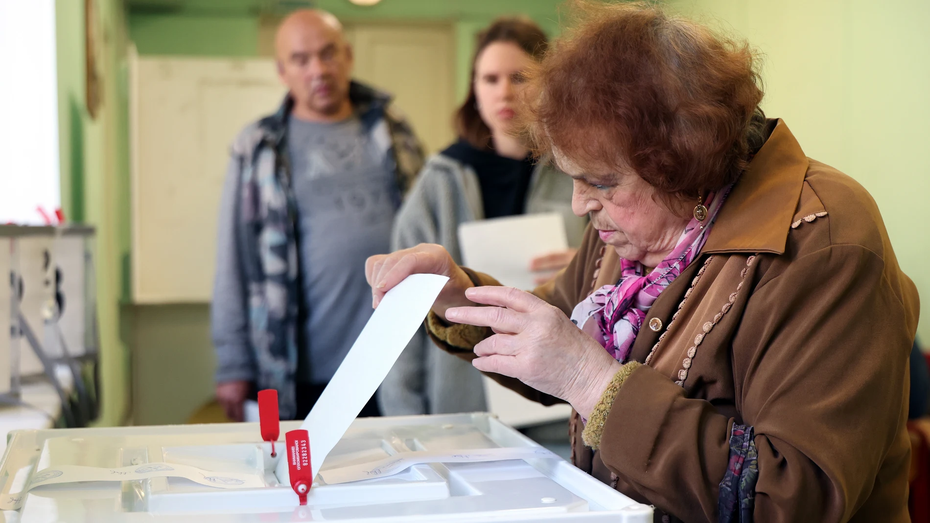 Una mujer deposita su voto en un colegio electoral de Moscú MOSCOW (Russian Federation), 20/09/2026.- A Russian woman casts her ballot at a polling station during elections to Russia's ninth State Duma, the lower house of parliament, in Moscow, Russia, 20 September 2026. Voting in the State Duma elections is taking place over three days from 18 to 20 September. (Elecciones, Rusia, Moscú) EFE/EPA/MAXIM SHIPENKOV