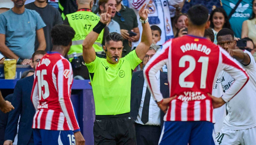 Arbitro Ortiz Arias Real Madrid - Atletico de Madrid. Partido La Liga EA Sport. Atletico Madrid: Oblak, Hancko, Romero, Marc Pubill, Llorente, Grimaldo, Johnny, &Aacute;lex Baena, Giuliano, Kang In y Jonathan David. Diego Pablo Simeone. Real Madrid: Courtois, Dumfries, Konat&eacute;, Huijsen, Cucurella, Tchouameni, Valverde, Arda G&uuml;ler, Vini Jr., Bellingham y Mbapp&eacute;. Jose Mourinho &copy; Alberto R. Rold&aacute;n / Diario La Raz&oacute;n. 20 09 2026