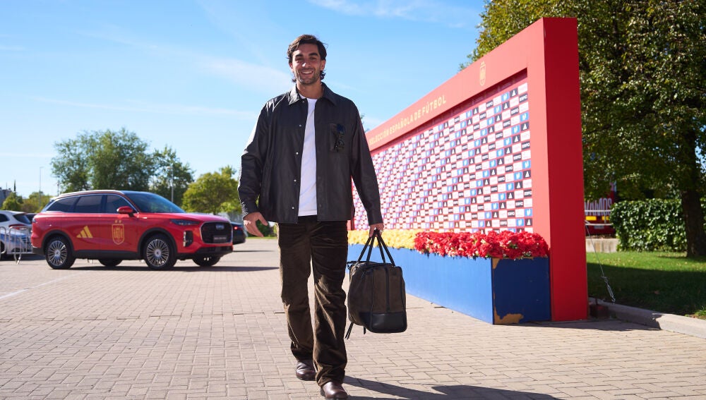 LAS ROZAS (MADRID), 22/09/2026.- El delantero Ferr&aacute;n Torres llega a la Ciudad del F&uacute;tbol de Las Rozas (Madrid) este martes. Los 26 jugadores convocados por el seleccionador de f&uacute;tbol, Luis de la Fuente, para los primeros cuatro partidos de la nueva edici&oacute;n de la Liga de Naciones se concentraron este mediod&iacute;a en la Ciudad del F&uacute;tbol de Las Rozas, en el reencuentro despu&eacute;s de conquistar el pasado Mundial en Estados Unidos. EFE/ &Aacute;ngel Mart&iacute;nez/RFEF SOLO USO EDITORIAL/SOLO DISPONIBLE PARA ILUSTRA...