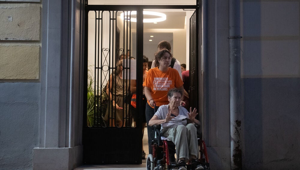Maricarmen sale del portal a saludar durante una concentraci&oacute;n bajo el lema &lsquo;Maricarmen se queda&rsquo;, a 22 de septiembre de 2026, en Madrid (Espa&ntilde;a). El desahucio de Maricarmen, la vecina de 87 a&ntilde;os del barrio de Retiro en Madrid, se encuentra en suspenso temporal mientras se movilizan el Sindicato de Inquilinas e Inquilinos y los vecinos para evitar su desalojo por parte de la empresa propietaria.22 SEPTIEMBRE 2026;DESAHUCIO;MARICARMEN;INQUILINA;VECINOS;SOLIDARIDAD;Fernando S&aacute;nchez / Europa...