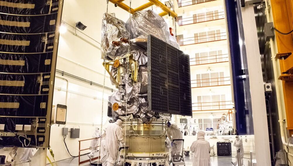 T&eacute;cnicos trabajan junto al sat&eacute;lite Landsat 9 en una instalaci&oacute;n de preparaci&oacute;n espacial