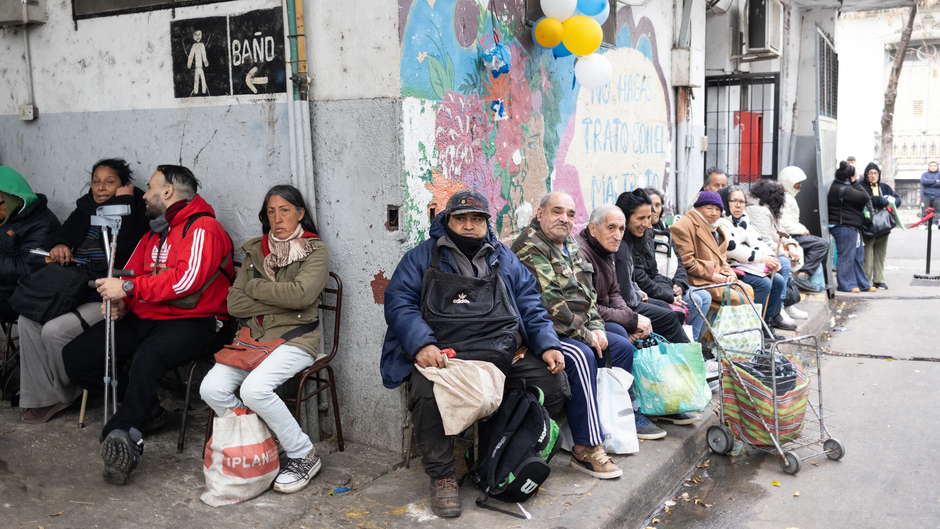 La pobreza escala en Argentina, con los ingresos familiares carcomidos por la inflación