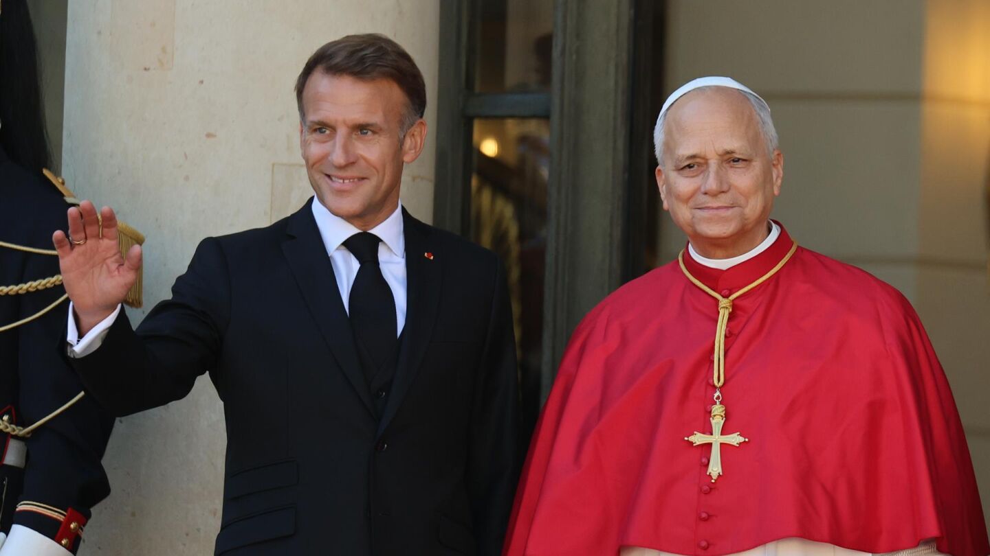El Papa defiende ante Macron que "una laicidad justa" no consiste en "excluir la religión" de la esfera pública