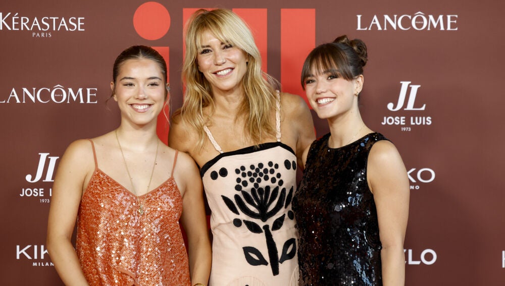 Daniela y Martina Carbones junto a su madre, Raquel Meroño