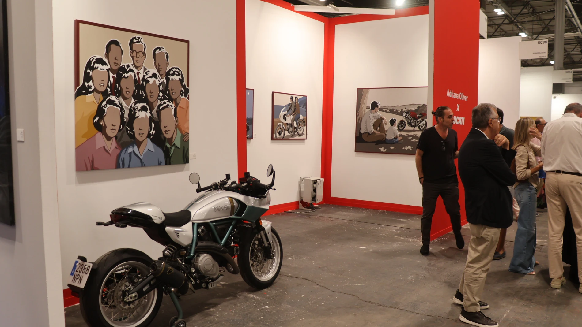 Una inesperada musa en la feria de arte ESTAMPA 2026