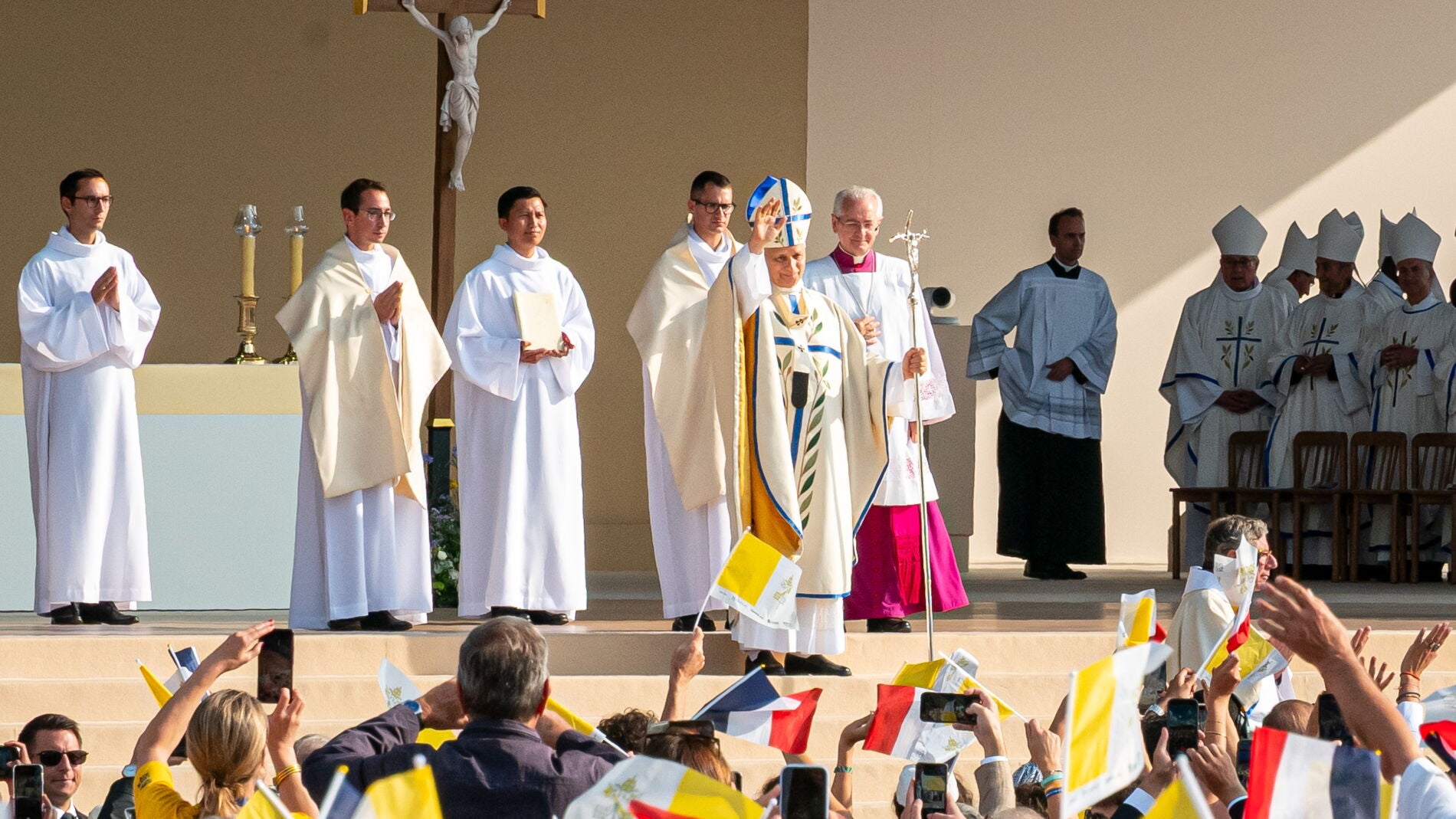 El Papa León reúne a 800.000 personas en la misa de los Campos Elíseos