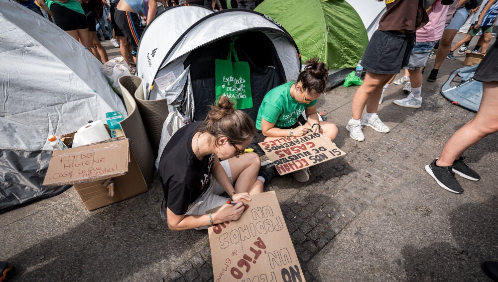 500 personas amanecen en la Puerta del Sol de Madrid tras acampar para exigir el 'decreto Maricarmen'