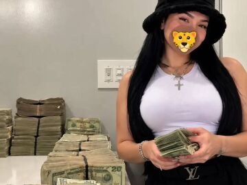 Una tiktoker conocida por posar con pilas de dinero es arrestada en un caso de blanqueamiento de 25 millones de dólares