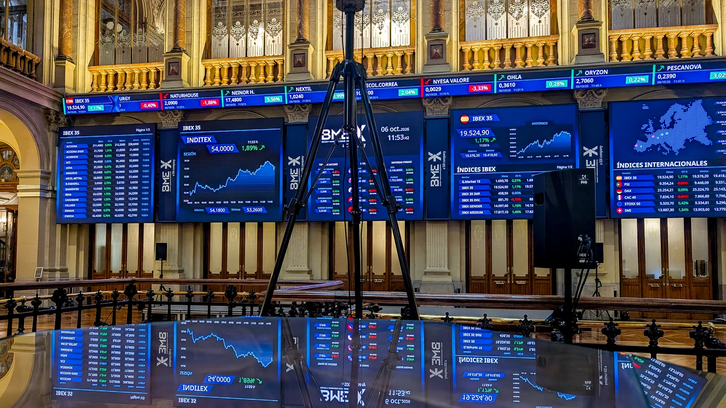 MADRID, 06/10/2026.- La Bolsa española amplía las ganancias al mediodía y sube el 1,21 %, animada por la caída superior al 2 % que registra el precio del crudo brent y mientras la rentabilidad de los bonos soberanos permanece estable. A las 12 horas de este martes, jornada en la que se ha conocido q