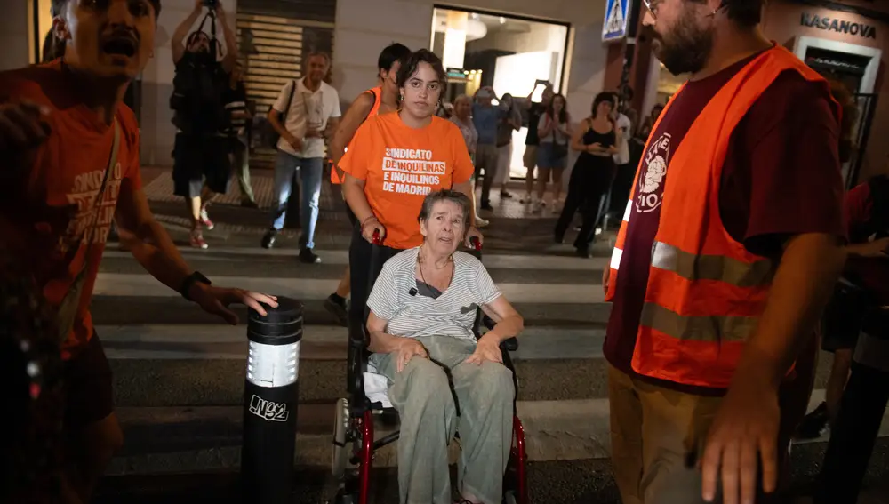 Varias personas durante una concentración bajo el lema ‘Maricarmen se queda’, a 22 de septiembre de 2026, en Madrid (España). El desahucio de Maricarmen, la vecina de 87 años del barrio de Retiro en Madrid, se encuentra en suspenso temporal mientras se movilizan el Sindicato de Inquilinas e Inquilin