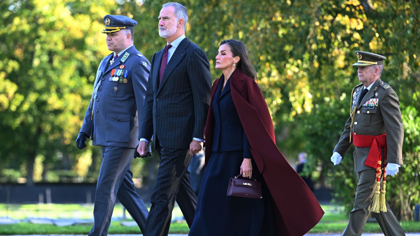 Spain's King Felipe, center left, and Queen Letizia, center right, take part in a wreath-laying ceremony at the Hietaniemi Cemetery in Helsinki, Finland, Wednesday, Oct. 7, 2026. (Heikki Saukkomaa/Lehtikuva via AP)
