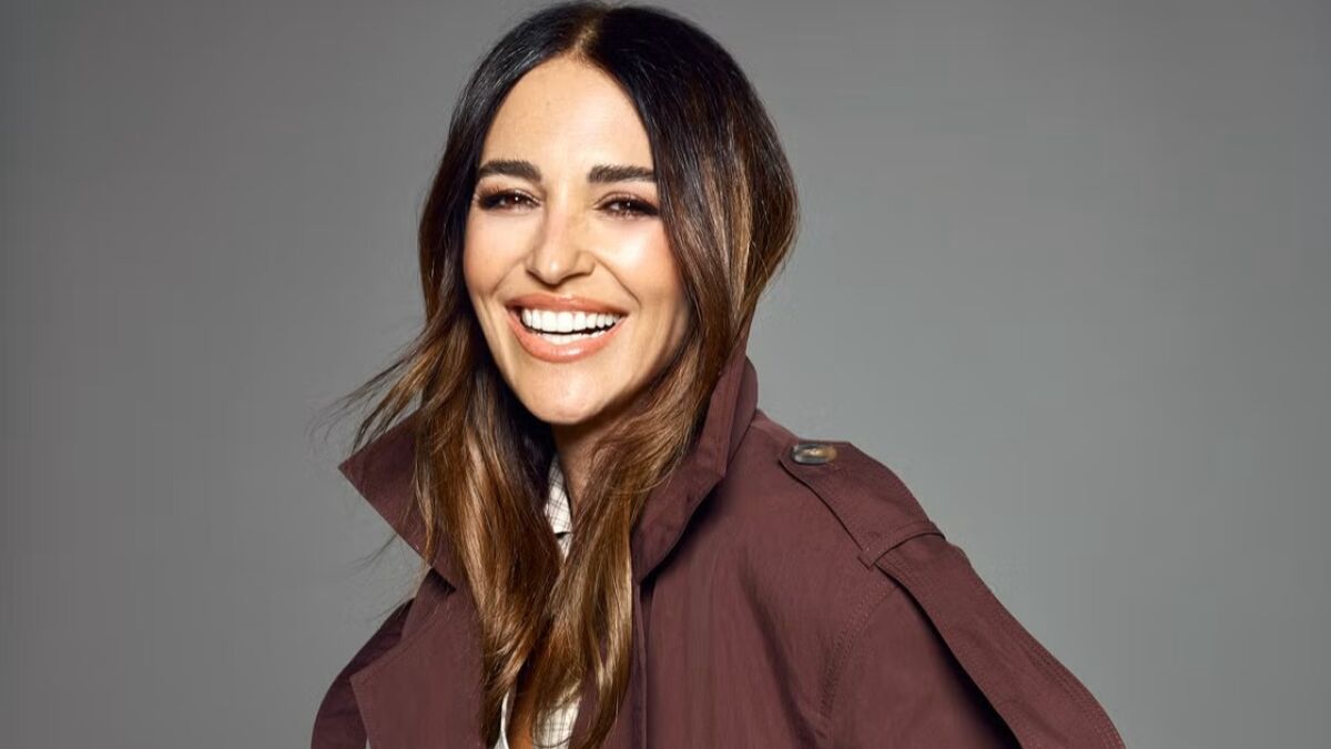 Paula Echevarría wears new Primark short trench coat