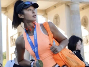 Una influencer fitness es descubierta haciendo trampa en la maratón de Berlín: se subió a una bicicleta durante la carrera y luego celebró su marca