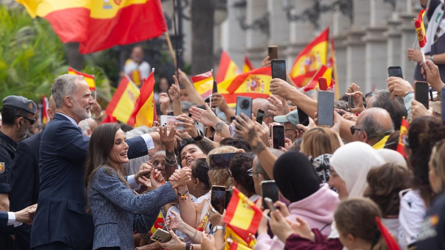 Los ceutíes se echan a las calles para dar la bienvenida a los Reyes de España