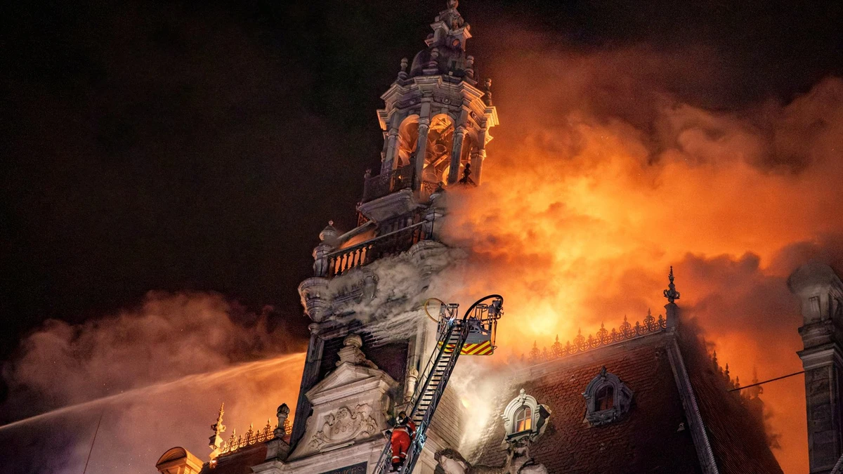El Ayuntamiento de Limoges, destruido por las llamas en la jornada de protestas en Francia