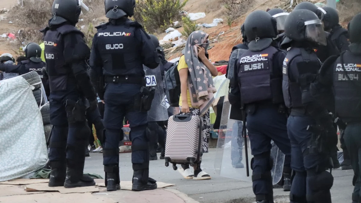 Decenas de migrantes huyen por los montes de Ceuta tras actuar la Policía en el Tarajal