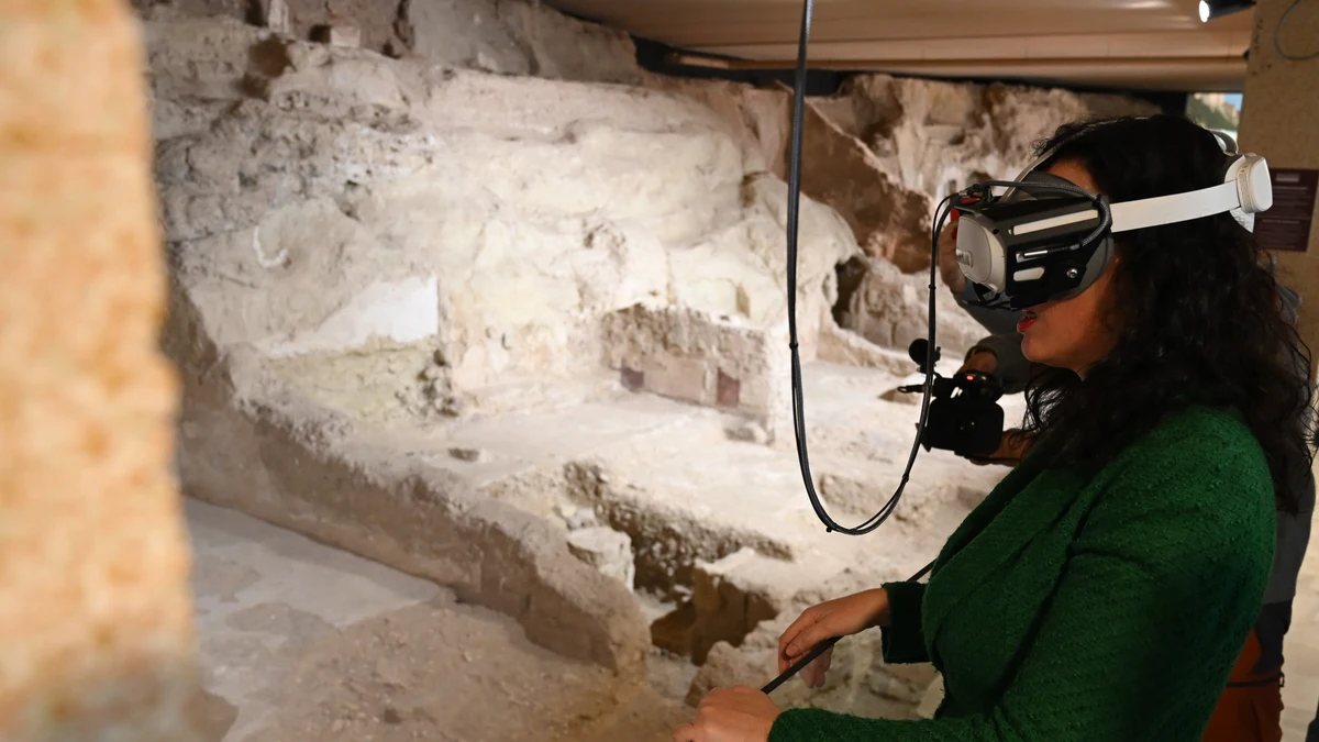 Unas gafas de realidad virtual sumergen al visitante en el antiguo barrio medieval