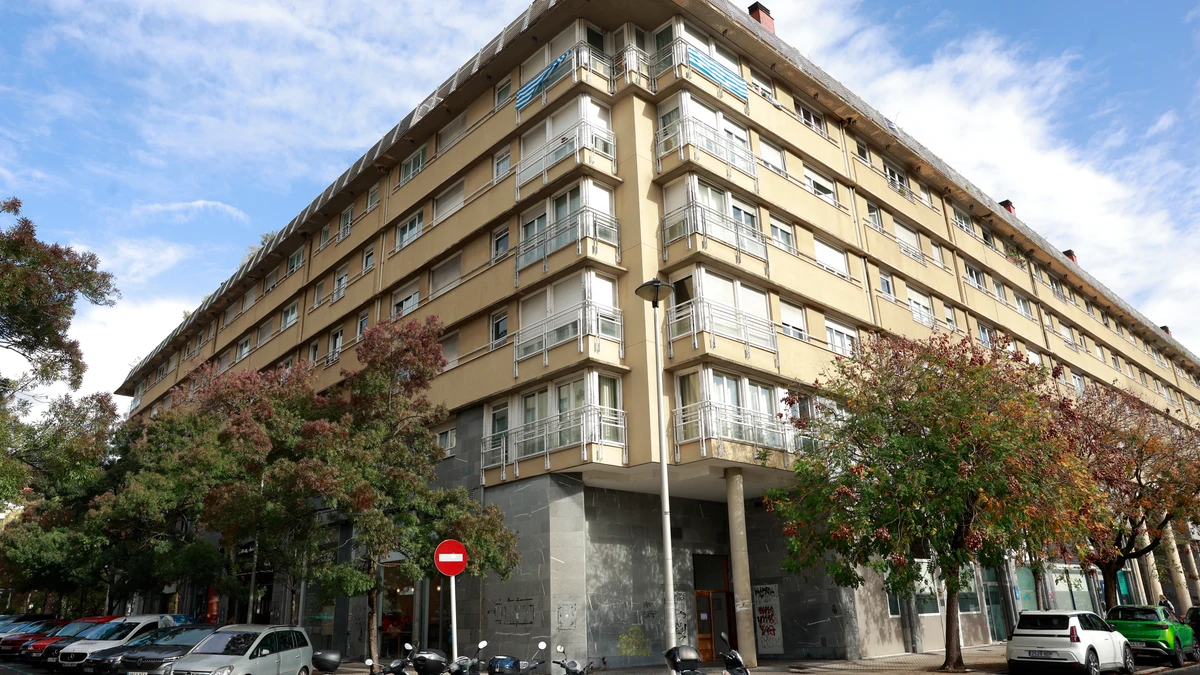 El consejero de Vivienda y Agenda Urbana Denis Itxaso informa sobre la adquisición por parte del Gobierno Vasco de 510 viviendas