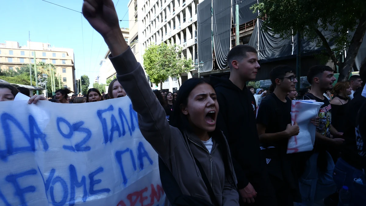Grecia.- Estudiantes y profesores salen a la calle en toda Grecia para protestar por la educación y la vivienda